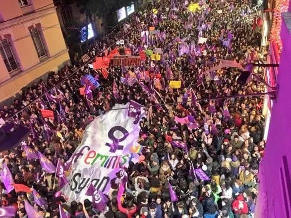 turetski-feministki-zustrili-8-bereznya-biykami-z-politsiyeyu