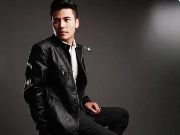 tsiyeyi-vesni-v-modi-budut-shkiryanki-ta-odyag-z-velikimi-kishenyami-dizayner