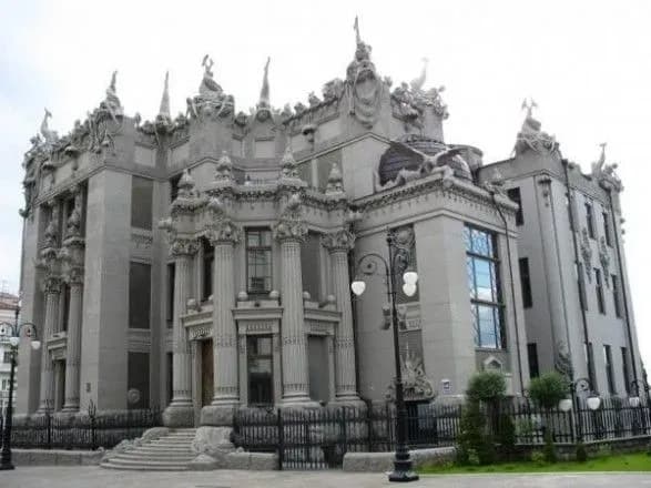 u-budinku-z-khimerami-provedut-restavratsiyu