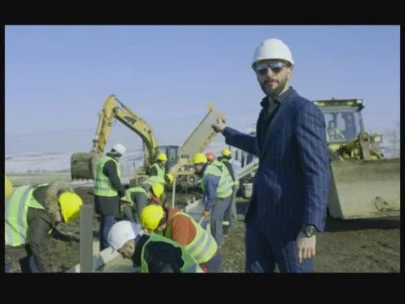 na-znak-protestu-proti-poganikh-dorig-rumunskiy-biznesmen-pobuduvav-shose-dovzhinoyu-v-1-metr