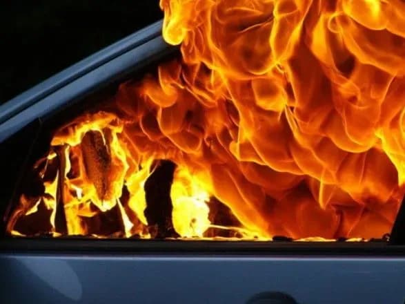 u-kiyevi-inomarka-vletila-u-stovp-i-spalakhnula