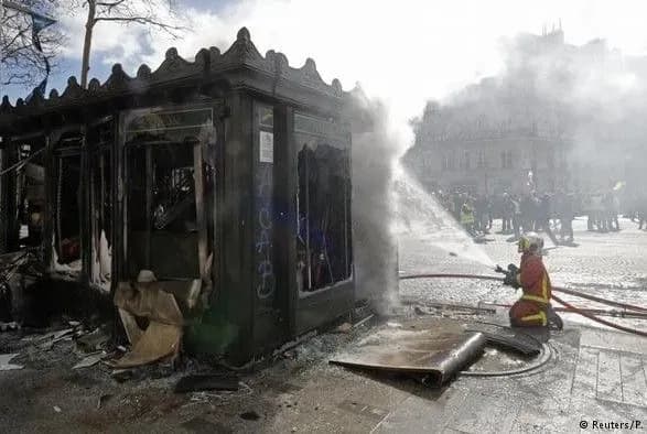 opozitsiya-zvinuvachuye-frantsuzku-vladu-v-bezsilli-na-tli-protestiv-zhovtikh-zhiletiv