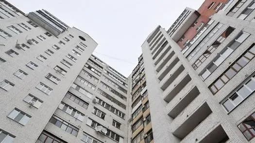 u-zaporizhzhi-cholovik-khotiv-zistribnuti-z-balkonu-bagatopoverkhivki