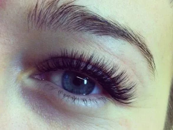 oftalmolog-rozpoviv-pro-shkodu-naroschenikh-i-nakladnikh-viy