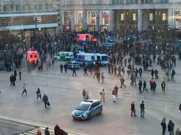 fanati-dvokh-zirok-youtube-vlashtuvali-masovu-biyku-v-berlini