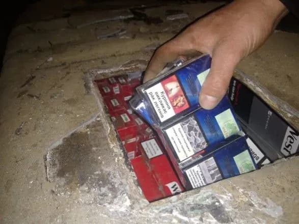 polyak-namagavsya-provezti-cherez-kordon-tsigarki-skhovavshi-yikh-u-palivniy-bak-vantazhivki