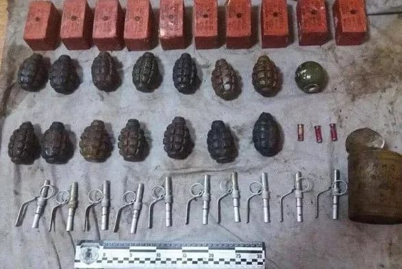 na-zaporizhzhi-prodavali-zbroyu-ta-boyepripasi-z-oos