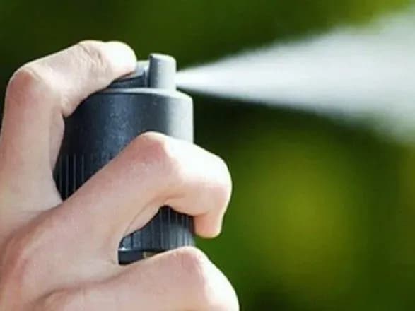 v-odeskomu-tts-okhoronets-briznuv-pidlitku-v-oblichchya-slozoginnim-gazom