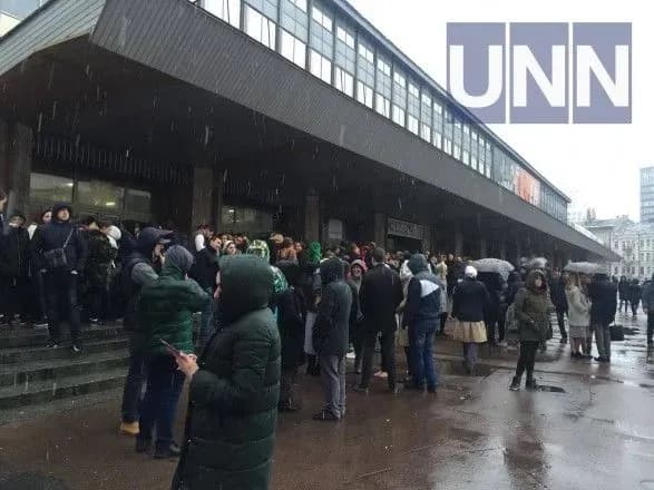 u-tsentri-kiyeva-u-trts-shukayut-vibukhivku-sotni-osib-evakuyuvali