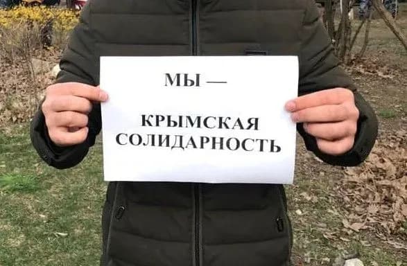 obshuki-v-krimu-politsiya-zatrimala-uchasnika-fleshmobu-na-pidtrimku-krimskikh-tatar