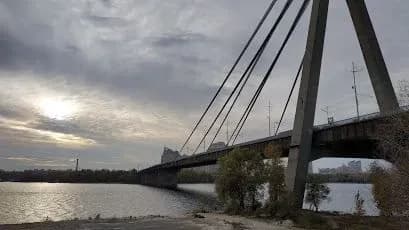 u-kiyevi-na-misyats-obmezhat-rukh-pivdennim-mostom