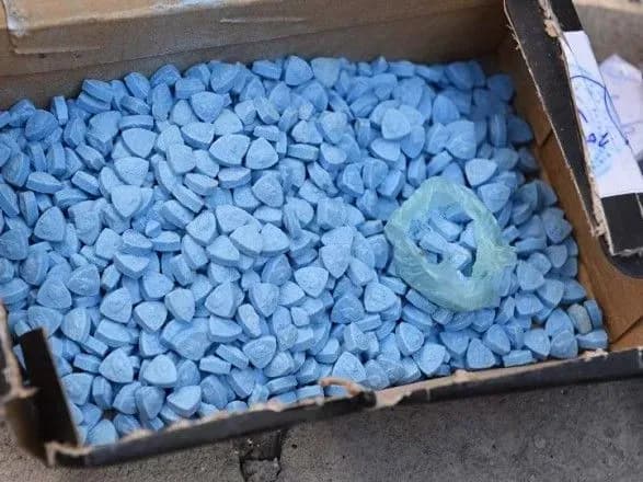 v-kanadi-viluchili-partiyu-narkotikiv-i-zbroyi-vartistyu-mayzhe-1-mln-dolariv