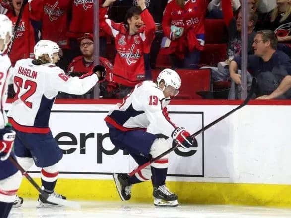 chinniy-volodar-kubka-stenli-vpyate-pospil-viyshov-v-pley-of