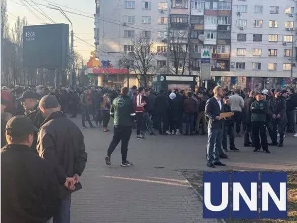 kilka-grup-molodikh-lyudey-dosi-perebuvayut-pid-tsvk