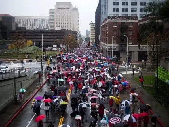 polski-vchiteli-pogrozhuyut-bezstrokovim-straykom-pid-chas-ispitiv-u-shkolakh