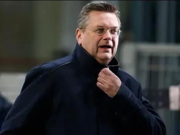 nimetski-zmi-povyazuyut-vidstavku-grindelya-z-podarunkom-vid-surkisa