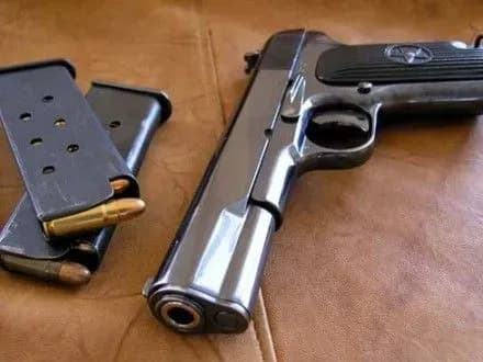 u-ssha-posadili-na-4-roki-mati-pidlitka-yakiy-prinis-v-shkolu-zbroyu