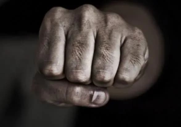 na-khmelnichchini-molodiki-zi-zbroyeyu-napali-na-ribalku