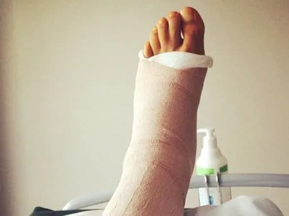 pensionerka-travmuvala-nogi-cherez-nayizd-man