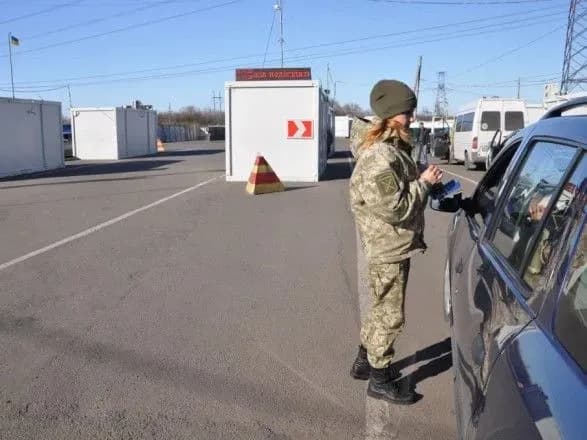 na-donbasi-u-chergakh-na-kpvv-zastryagli-190-avtomobiliv