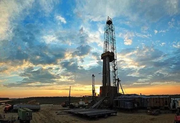 makhinatsiyi-z-nadrami-yak-derzhava-gralasya-v-piddavki-z-kompaniyeyu-fuksa-stavitskogo-golden-derik