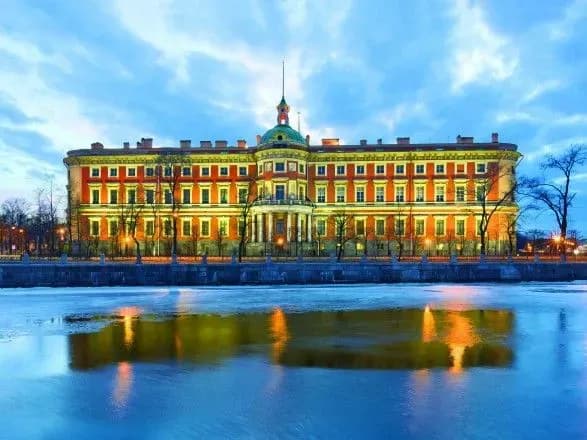 z-muzeyu-u-sankt-peterburzi-gakom-namagalisya-vkrasti-skulpturu