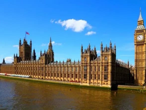 pozhezha-v-notr-dami-vestminsterskiy-palats-mozhe-stati-nastupnim