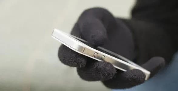 sidyachi-u-vyaznitsi-shakhray-viduriv-u-pensioneriv-ponad-24-tisyachi-griven