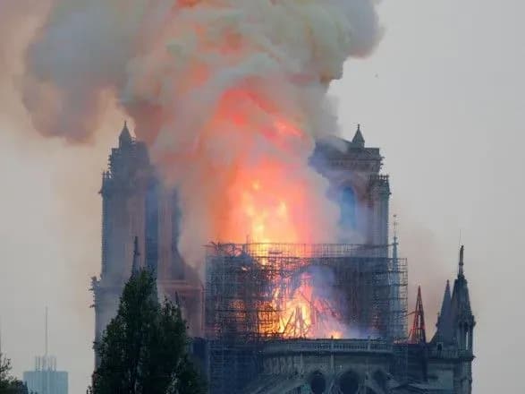 pozhezhu-u-notr-dami-povnistyu-zagasili