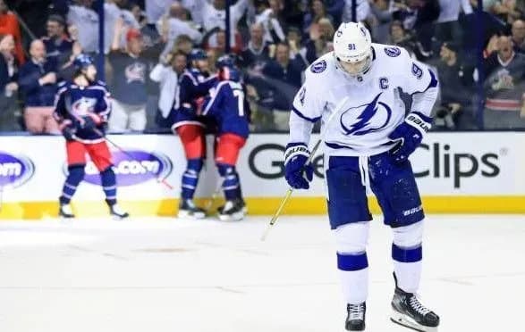 peremozhets-regulyarnogo-sezonu-nkhl-z-antirekordom-viletiv-na-starti-kubku-stenli