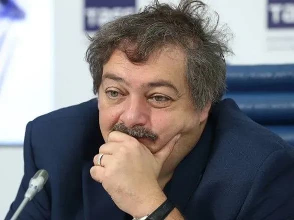 pismennika-dmitra-bikova-v-nesvidomomu-stani-dostavili-v-moskovsku-kliniku