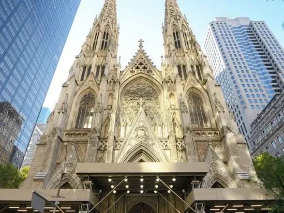 cholovik-z-kanistrami-benzinu-namagavsya-zayti-v-sobor-v-nyu-yorku