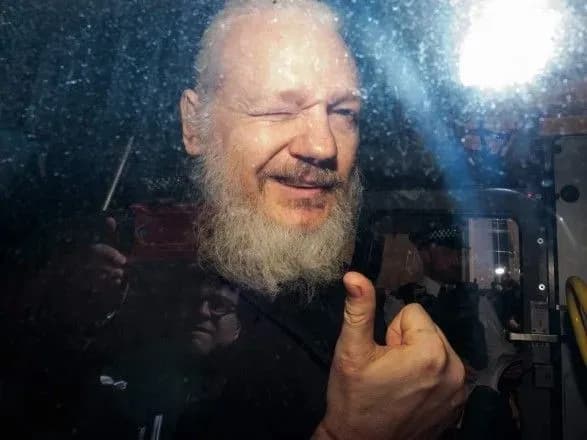 pidozryuvaniy-u-zvyazkakh-iz-soratnikom-assanzha-eks-glava-mzs-ekvadoru-pokinuv-krayinu