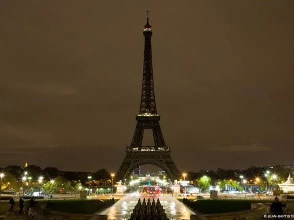 eyfeleva-vezha-pogasit-vogni-na-znak-zhalobi-za-zhertvami-vibukhiv-na-shri-lantsi