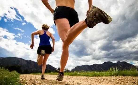 pid-chas-bigu-temperatura-tila-lyudini-pidnimayetsya-vische-38-gradusiv-za-tselsiyem-moz