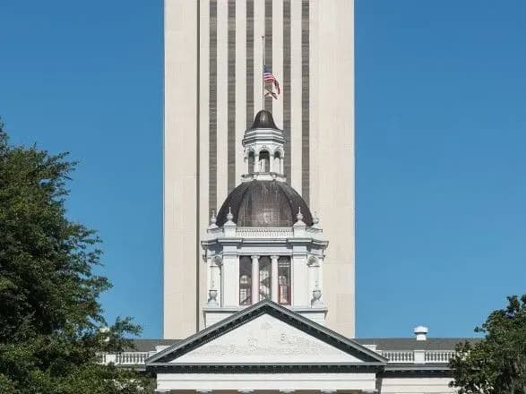 senat-floridi-dozvoliv-uchitelyam-ozbroyitisya-na-vipadok-strilyanini-u-shkolakh