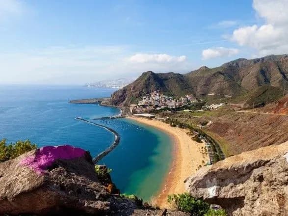 na-tenerife-matir-i-sina-zabili-do-smerti-v-pecheri