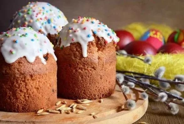 patriarkh-filaret-peredav-biytsyam-osvyacheni-paski