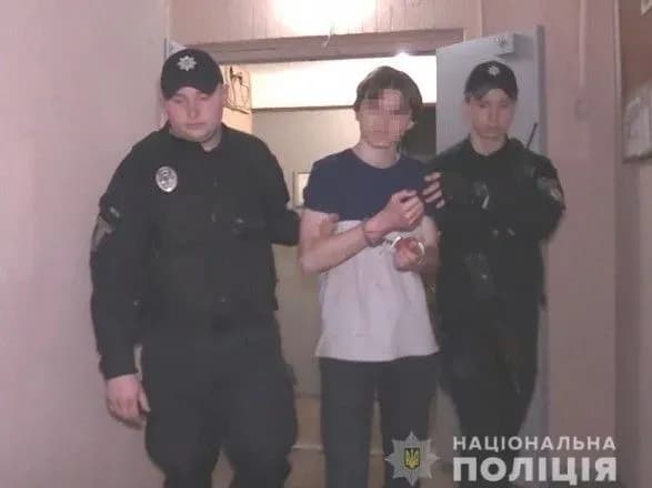 pidlitok-porizav-vlasnikh-matir-ta-babusyu-i-sam-povidomiv-u-politsiyu