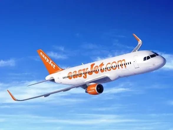 litak-loukostera-easyjet-zdiysniv-ekstrenu-posadku-v-manchesteri