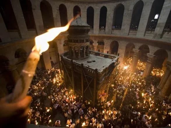 u-yerusalimi-ziyshov-blagodatniy-vogon-1