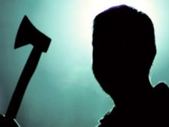 na-kharkivschini-molodik-napav-na-zhinku-z-sokiroyu-cherez-vidmovu-pozichiti-groshi