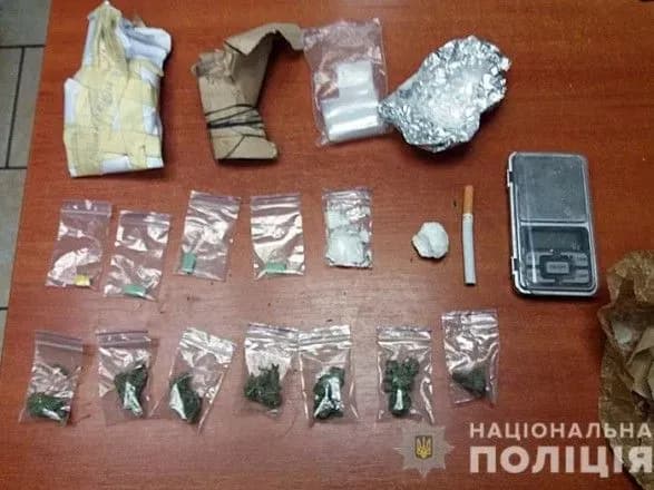 u-kiyivskomu-metro-zatrimali-cholovika-za-zbut-narkotikiv