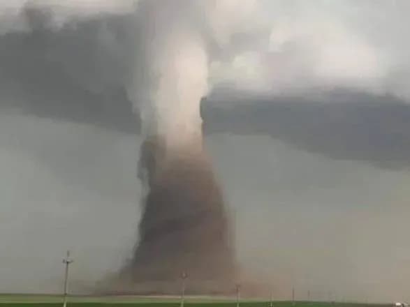 dvanadtsyatero-osib-postrazhdali-vnaslidok-potuzhnogo-tornado-v-rumuniyi