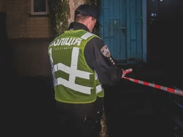 v-odnomu-z-rayoniv-stolitsi-cholovik-vdariv-nozhem-politseyskogo