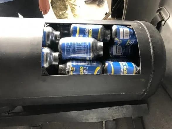 cholovik-perevoziv-vibukhivku-u-bankakh-zi-sportivnim-kharchuvannyam