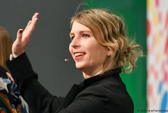 chelsi-menning-zvilnili-z-pid-varti