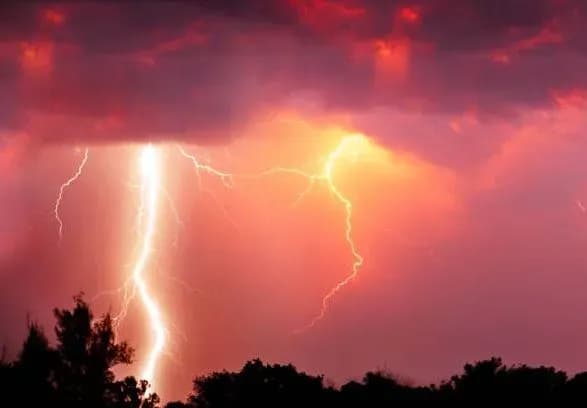 na-lvivschini-bliskavka-vbila-cholovika