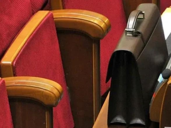 u-zelenskogo-zapevnili-scho-glavi-mzs-ta-minoboroni-ne-zalishatsya-na-posadakh