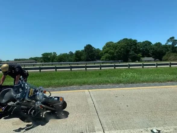 kortezh-trampa-potrapiv-v-dtp-v-luyiziani-postrazhdali-troye-politseyskikh